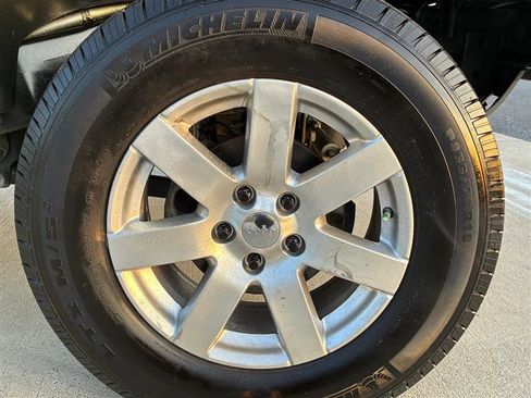 Used 2018 Jeep Wrangler Unlimited Sahara w/ Connectivity Group image 16