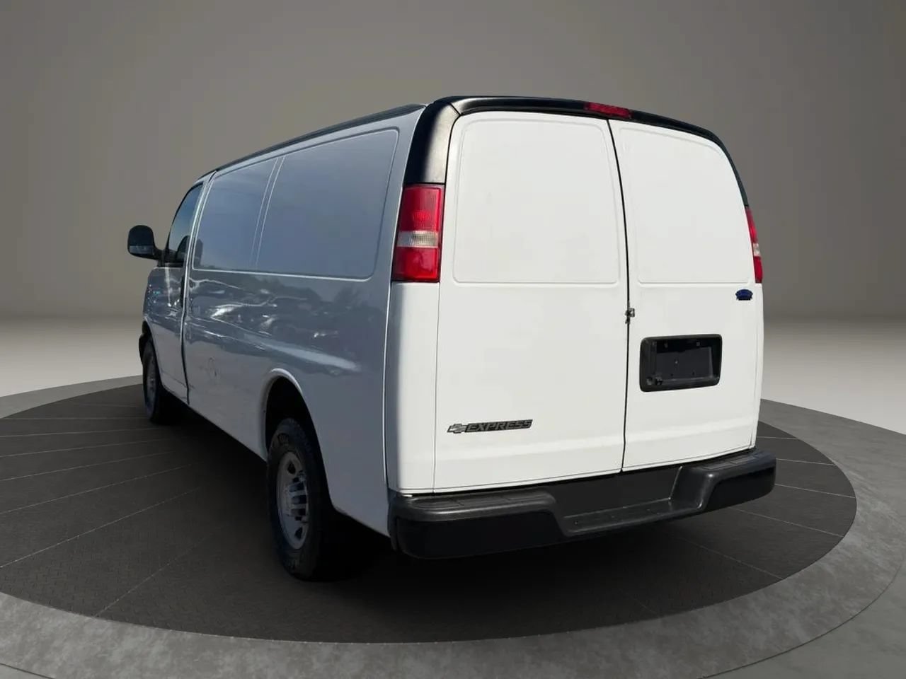 Used 2019 Chevrolet Express 2500 w/ Communications Package RWD image 6
