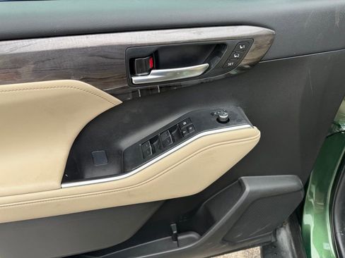 Used 2023 Toyota Highlander Limited image 24