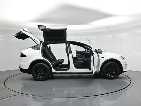 Used 2022 Tesla Model X image 3