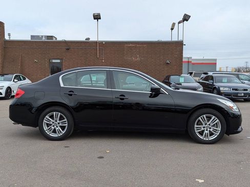 Used 2015 INFINITI Q40 Base AWD 4dr Sedan w/ Moonroof Package image 3
