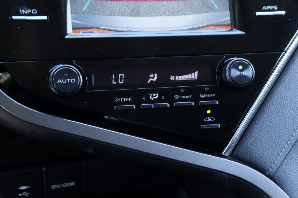 Used 2018 Toyota Camry SE FWD image 29