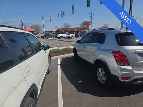 Used 2019 Chevrolet Trax LT w/ LT Convenience Package image 3