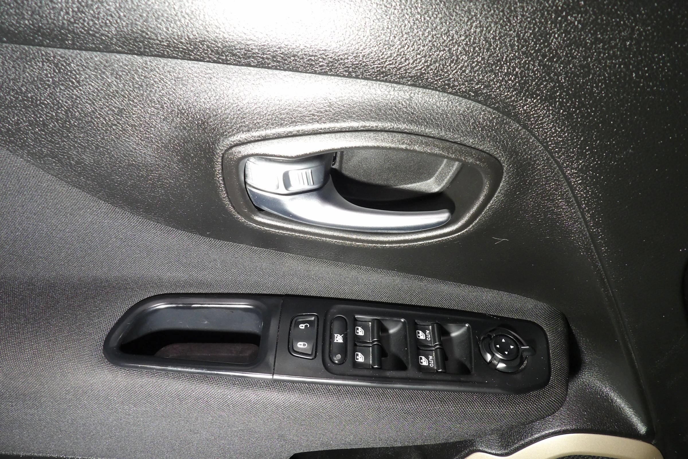 Used 2017 Jeep Renegade Latitude w/ Cold Weather Group AWD/4WD image 7