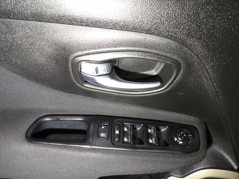 Used 2017 Jeep Renegade Latitude w/ Cold Weather Group AWD/4WD image 7