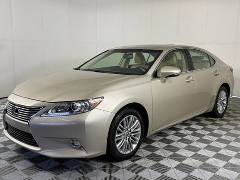Used 2015 Lexus ES 350 w/ Luxury Package FWD image 2