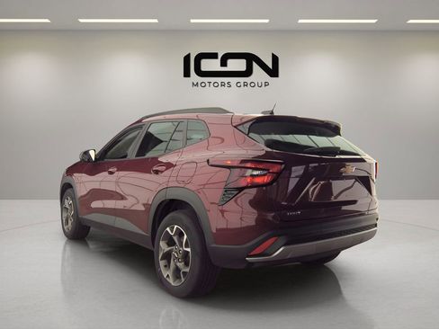 Used 2025 Chevrolet Trax LT w/ LT Convenience Package FWD image 2