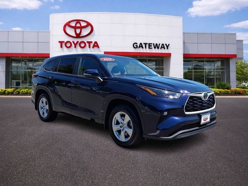 Used 2025 Toyota Highlander LE AWD/4WD image 3