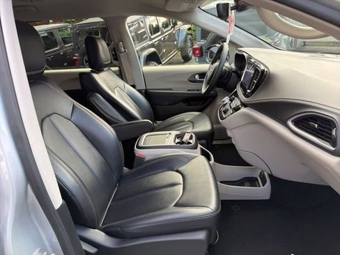 Used 2024 Chrysler Pacifica Select image 12