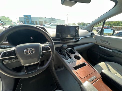 Used 2021 Toyota Sienna LE image 10