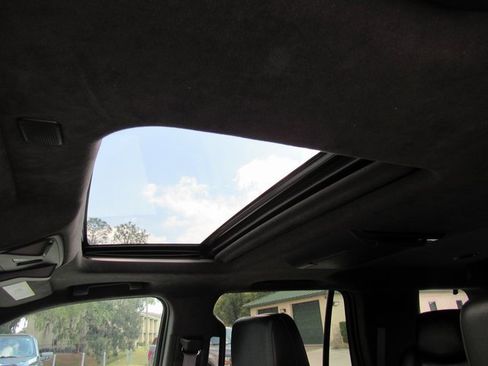 Used 2017 Cadillac Escalade Platinum image 18