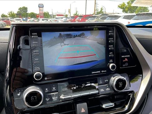 Used 2022 Toyota Highlander XLE AWD/4WD image 14