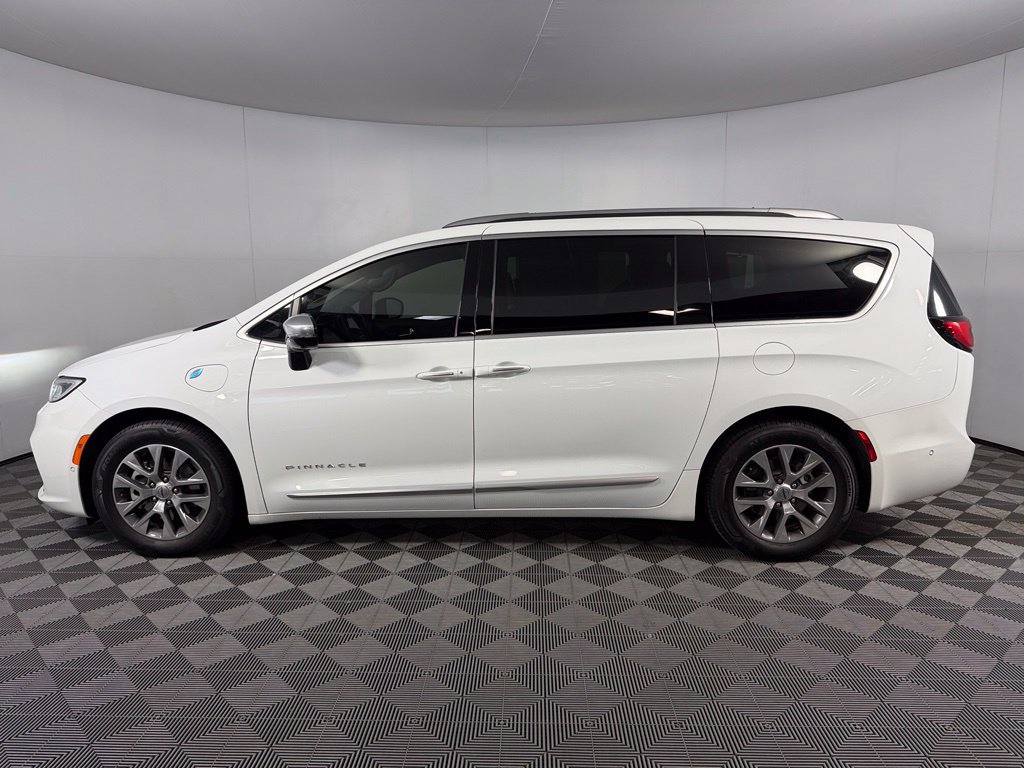 Used 2023 Chrysler Pacifica Pinnacle FWD image 11