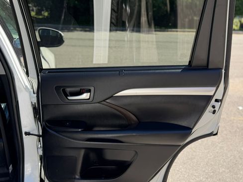 Used 2019 Toyota Highlander XLE AWD/4WD image 28
