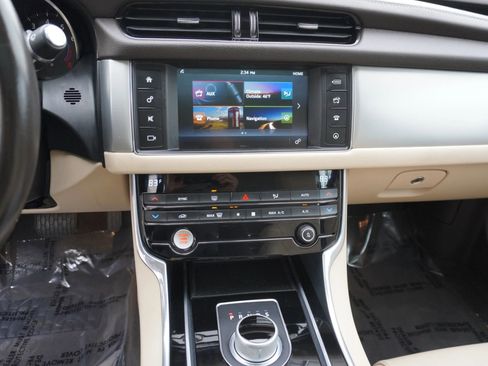 Used 2016 Jaguar XF Premium image 16