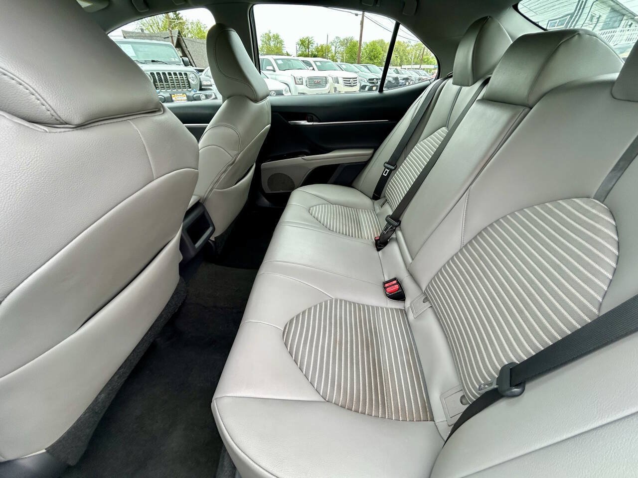 Used 2018 Toyota Camry SE FWD image 11