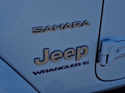 Used 2023 Jeep Wrangler Unlimited Sahara w/ Cold Weather Group AWD/4WD image 31