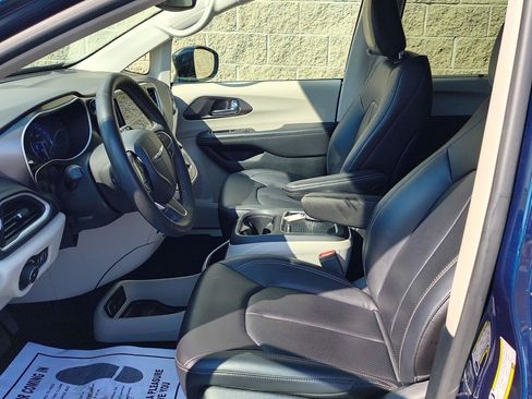 Used 2024 Chrysler Pacifica Touring-L FWD image 5