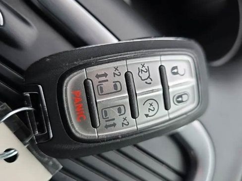 Used 2024 Chrysler Pacifica Limited FWD image 32