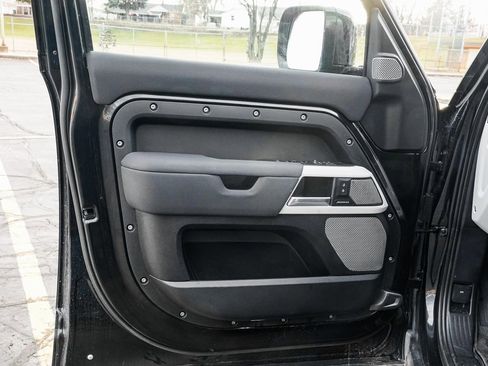 Used 2023 Land Rover Defender 130 X-Dynamic SE image 9