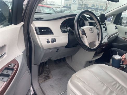 Used 2013 Toyota Sienna XLE image 3