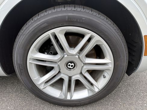 Used 2018 Bentley Bentayga AWD/4WD image 31