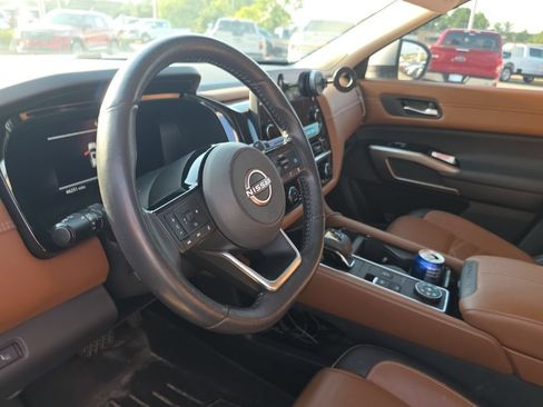Used 2023 Nissan Pathfinder Platinum AWD/4WD image 16