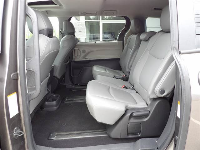 Used 2022 Toyota Sienna XLE FWD image 28