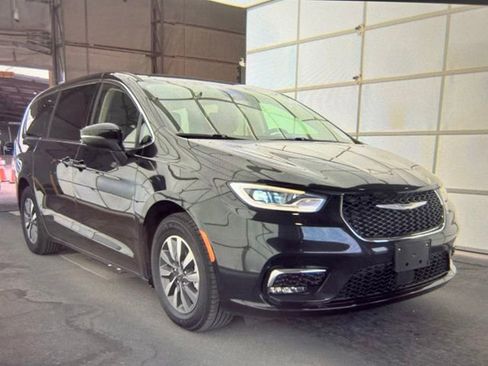 Used 2023 Chrysler Pacifica Touring-L FWD image 7