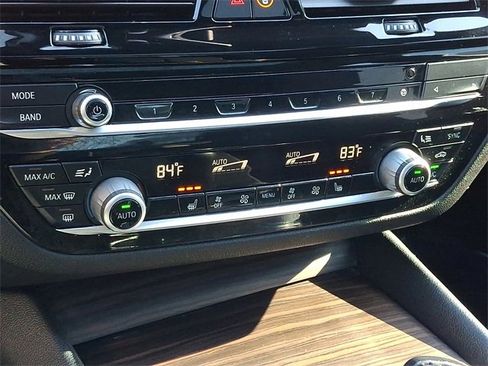 Used 2021 BMW 530i xDrive 530i xDrive w/ Premium Package image 17