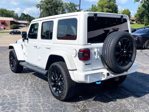 Used 2021 Jeep Wrangler Unlimited Sahara AWD/4WD image 5