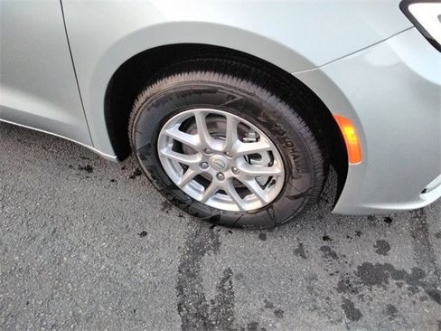 New 2026 Chrysler Pacifica Select image 17