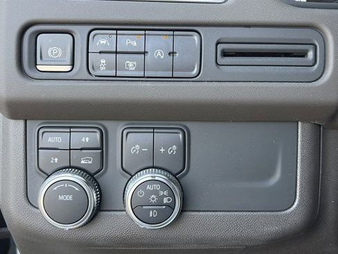 Used 2023 GMC Yukon SLT w/ SLT Premium Package image 18