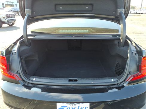 Used 2018 Volvo S90 T5 Momentum w/ Convenience Package image 5