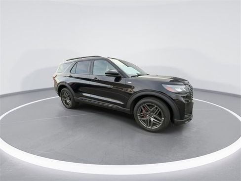 Used 2025 Ford Explorer ST-Line w/ ST-Line Street Pack image 2