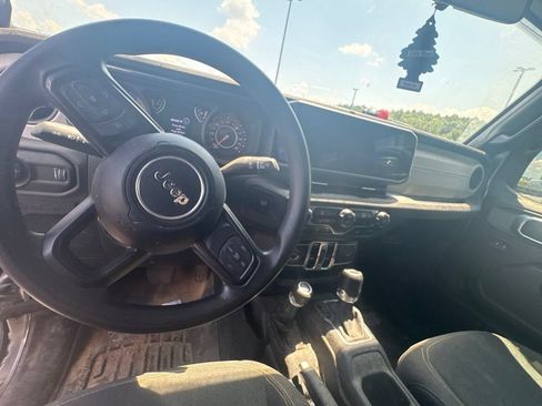 Used 2025 Jeep Gladiator Sport AWD/4WD image 11