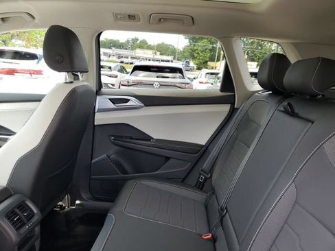 Certified 2025 Volkswagen Taos SE w/ Panoramic Sunroof Package FWD image 16