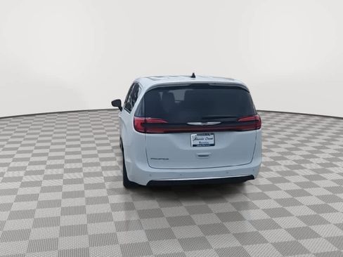 Used 2023 Chrysler Pacifica Touring-L FWD image 7