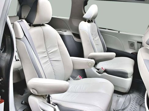 Used 2011 Toyota Sienna Limited image 37