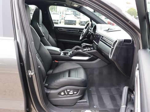 Used 2020 Porsche Cayenne Turbo image 36