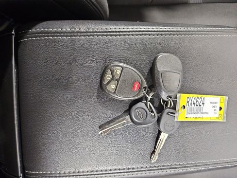 Used 2015 Chevrolet Traverse LT w/ Style and Technology Package FWD image 28