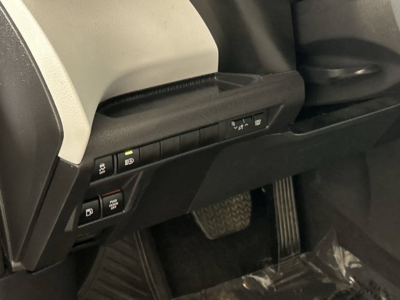 Used 2025 Toyota Sienna XLE FWD image 14