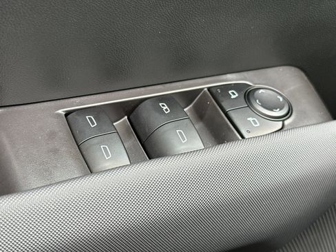 Used 2025 Chevrolet Colorado Z71 w/ Technology Package image 12