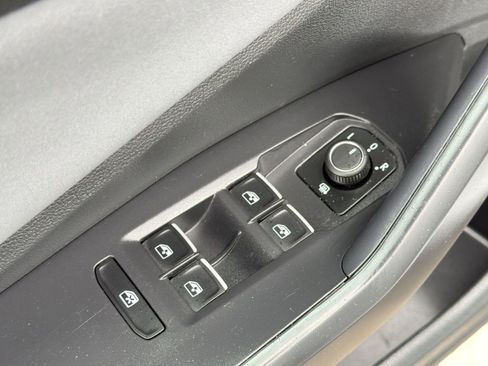 Used 2025 Volkswagen Jetta SE FWD image 20