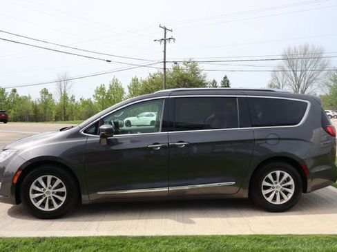 Used 2018 Chrysler Pacifica Touring-L Plus FWD image 28