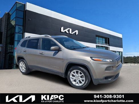 Used 2018 Jeep Cherokee Latitude Plus w/ Comfort/Convenience Group FWD image 1