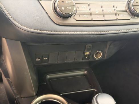 Used 2013 Toyota RAV4 XLE image 28