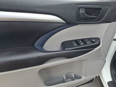 Used 2017 Toyota Highlander Plus AWD/4WD image 12