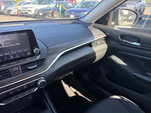 Used 2025 Nissan Altima 2.5 SV FWD image 36