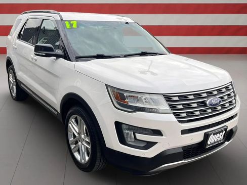 Used 2017 Ford Explorer XLT w/ Equipment Group 202A image 4